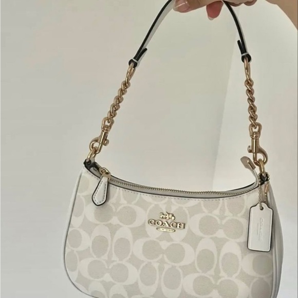 Coach Off-White Shoulder Bag with Gold Chain - Picture 2 of 2